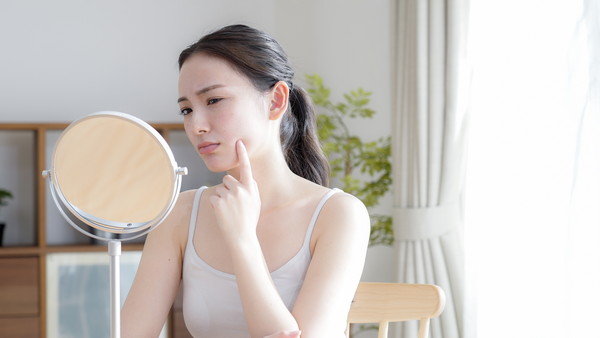 敏感肌に悩む女性